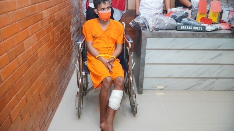 Lempar Bondet dan Ancam Warga dengan Celurit, Pria Pasrepan Diringkus Polisi