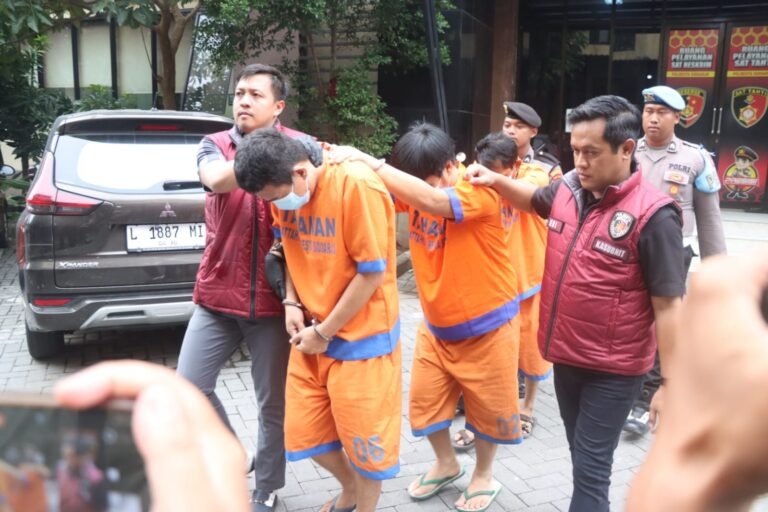 Ganjal Mesin ATM di Rest Area Tol Sidoarjo, Kuras Rp. 135 Juta Milik Korban