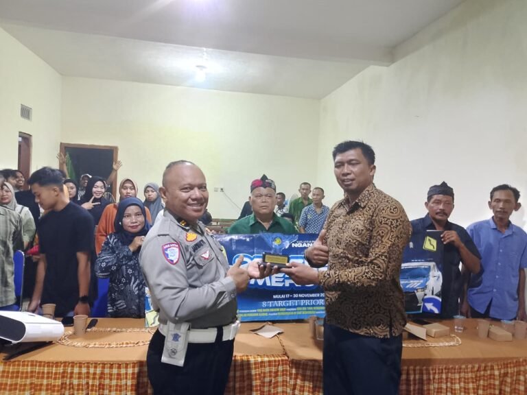 Polantas Menyapa: Satlantas Polres Nganjuk Sosialisasikan Tertib Lalu Lintas dan Ops Zebra Semeru 2025 kepada Warga Balongasem