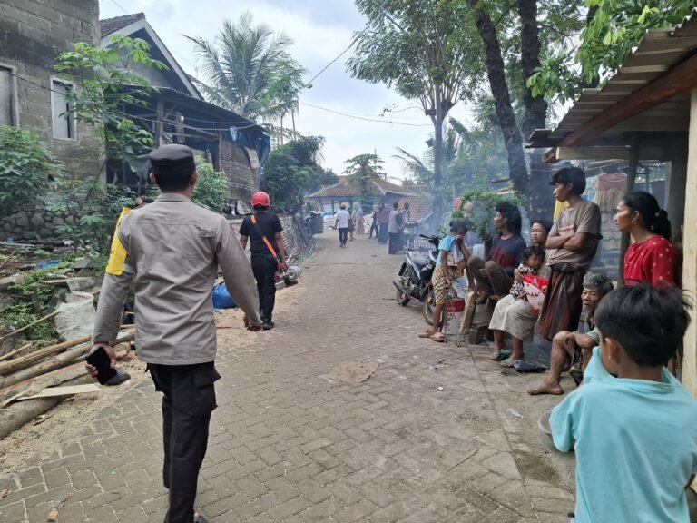 Fogging Digelar di Dusun Sumbersari, Kapolsek Lumbang: “Upaya Penanggulangan Wabah Chikungunya Harus Cepat dan Terarah”