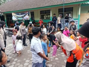 Polres Lumajang Lakukan Trauma Healing, Anak – anak Pengungsi Semeru Kembali Ceria