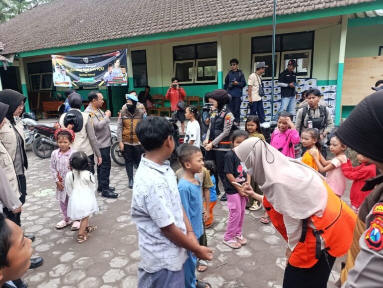 Polres Lumajang Lakukan Trauma Healing, Anak – anak Pengungsi Semeru Kembali Ceria