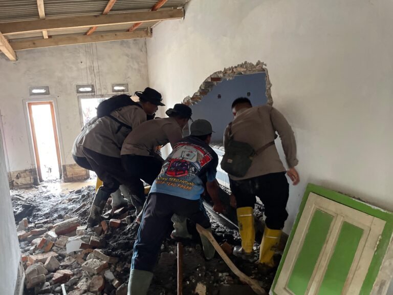 Satbrimob Polda Jawa Timur Perkuat Operasi Kemanusiaan Pasca Erupsi Semer