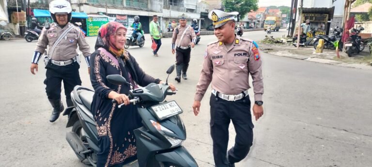 Polsek Porong Beri Teguran Humanis Pengendara Tanpa Helm Untuk Keselamatan Bersama