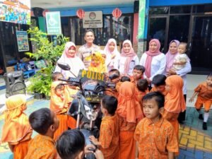 Kanit Binmas Polsek Krembung Sosialisasikan Stop Bullying kepada Siswa TK Dharma Wanita Persatuan Rejeni
