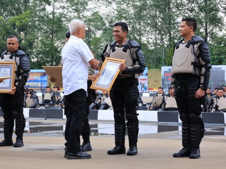 Kapolresta Sidoarjo Terima Penghargaan Kapolri dalam Apel Kasatwil 2025