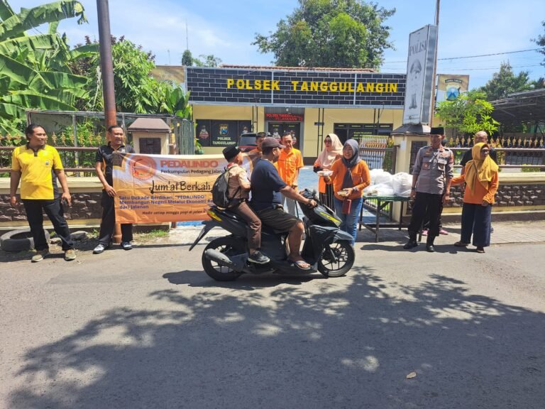 Polsek Tanggulangin Gandeng Komunitas Bagikan Makanan Jumat Berkah