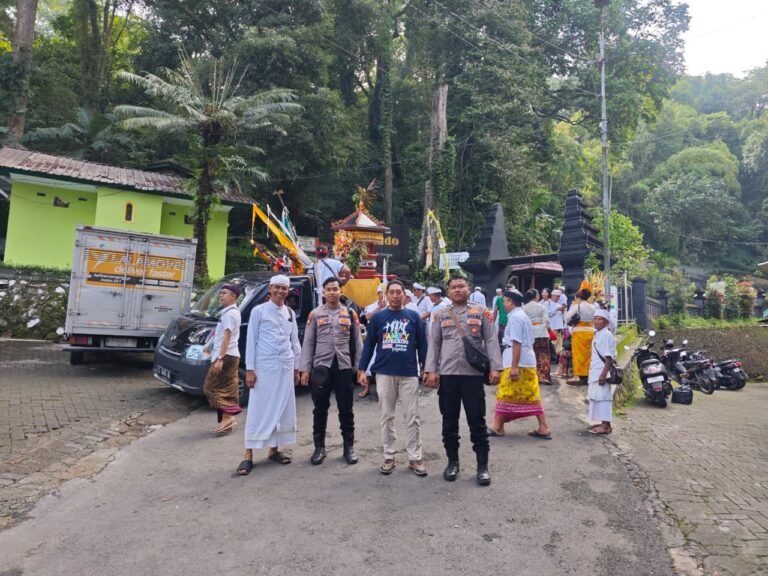 Polsek Krembung Amankan Persembahyangan Piodalan di Pura Penataran Agung Margo Wening