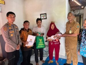 Kapolsek Krembung Sambang Desa Tanjekwagir, Salurkan Bansos untuk Warga