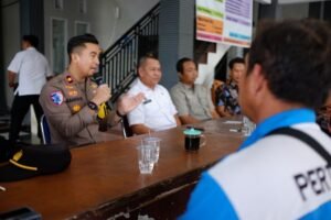 Kapolsek Taman Mediasi BUMDes Tawangsari dan Warga yang Keluhkan Pengelolaan Peternakan Ayam