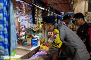 Kapolsek Taman Blusukan ke Pasar Sepanjang, Pantau Harga Sembako Jelang Nataru