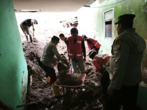 Anggota Polsek Nongkojajar dan Warga Evakuasi Korban Longsor di Tlogosari