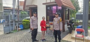 Jelang Natal dan Tahun Baru, Bhabinkamtibmas Tropodo Perkuat Keamanan Gereja Salib Suci