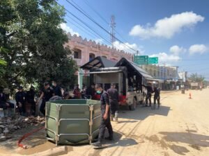 Polri Salurkan Air Bersih dan Bagikan Masker untuk Warga Terdampak Banjir di Nagan Raya