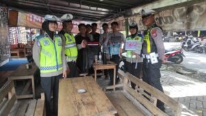 Tebak Rambu Berhadiah Helm SNI, Polantas Nganjuk Sapa Warga dengan Cara Seru dan Edukatif