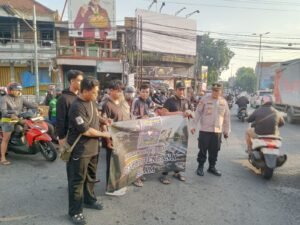 Kapolsek Gedangan Turun ke Jalan Kawal Penggalangan Dana PSHT untuk Korban Banjir dan Longsor Aceh–Sumatera