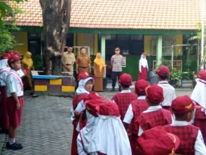 Polisi Tumbuhkan Kedisiplinan Sejak Dini, Hadir di SDN Banjarkemantren