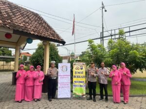 Jumat Berkah Polsek Wonoayu Beserta Bhayangkari Ranting Wonoayu Bagikan Nasi Kotak kepada Ojol dan Warga