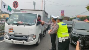 Kasat Lantas Polresta Sidoarjo Bagikan 1.000 Nasi Kotak Dalam Ops Lilin Semeru Jelang Nataru 