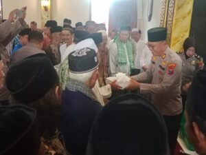 Polsek Jabon Bagikan 100 Nasi Kotak di Masjid Baiturriyadloh, Wujud Kepedulian Polri di Momen Jumat Berkah
