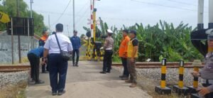 Persiapan Nataru, Antisipasi Laka Kereta Api Satlantas Polres Pasuruan Tutup Perlintasan KA Tanpa Palang Bagi Mobil
