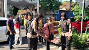 Humanis, Polwan Sidoarjo Bantu Lansia Ibadah Natal di Gereja