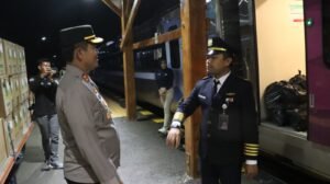 Pantau Lonjakan Penumpang Natal, Kapolres Nganjuk Tinjau Stasiun Kereta Api