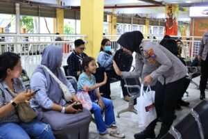 Amankan Libur Nataru, Polwan Polresta Sidoarjo Sapa Humanis Penumpang Bus di Terminal Purabaya