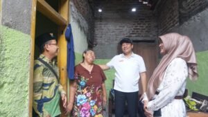 Peduli Warga Kurang Mampu, H.Subandi Tinjau Rumah Tak Layak Huni di Gedangan dan Waru