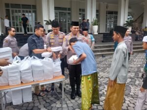 Polresta Sidoarjo dan Polsek Jajaran Gelar Jumat Berkah Jelang Nataru, Bagikan 3.000 Nasi Kotak