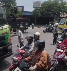 Unit Lantas Polsek Buduran Berhasil Urai Kemacetan Akibat Truk Fuso Patah As di Tikungan Jalan Raya Buduran