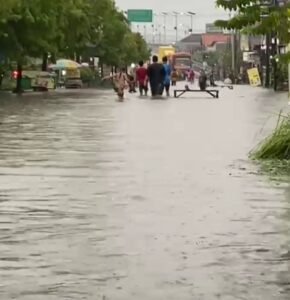 Hujan Deras, Jalan Raya Desa Sumokali Terendam Banjir 15 Cm