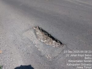 Belasan Lubang Bekas Galian PDAM di Jalan Raya Betro Km 22 Membahayakan Pengendara