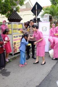 Polsek Taman Bersama Bhayangkari Awali Tahun dengan Aksi Sosial Jumat Berkah