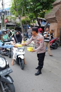 Indahnya Berbagi di Jumat Berkah, Polsek Taman Bagikan Makanan ke Warga di Jalan Raya Wonocolo