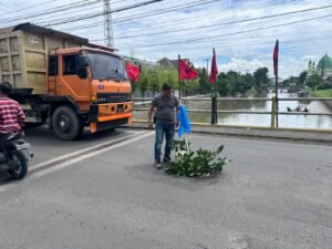 Gerak Cepat Kanit Reskrim Polsek Krian Sidak Jalan Aspal Berlubang di Jembatan Sidowaras