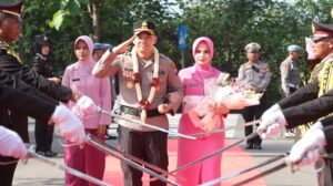 Tradisi Pedang Pora dan Banjari Sambut Kapolres Baru Nganjuk