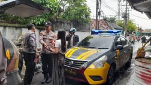 Kapolsek Taman Pimpin Patroli Kamtibmas Sambil Bagikan Makanan dan Minuman ke Warga