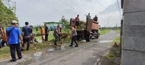 Peduli Kebersihan Lingkungan, Polsek Porong Kerja Bakti Bersih Sungai Bersama Warga