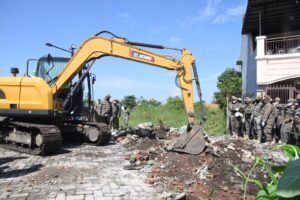 Pemkab Sidoarjo Bongkar Pagar Perumahan Mutiara, Akses Jalan Dibuka untuk Urai Kemacetan