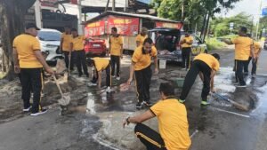 Cegah Laka Lantas, Polsek Balongbendo Lakukan Bhakti Keselamatan Tambal Jalan Berlubang