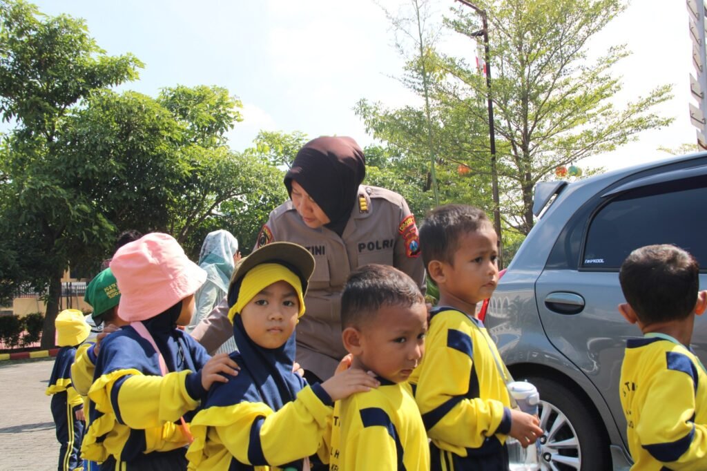 Satlantas Polresta Sidoarjo Kenalkan Profesi Polri Sejak Dini