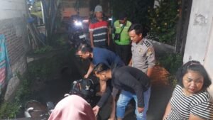 Respons Cepat Laporan Masyarakat, Polsek Gedangan Evakuasi Motor di Parit Desa Tebel