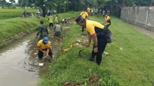 Kapolsek Baron Giat Jum,at Bersih bersama Camat .TNI Forpimdes Jekek Kecamatan Baron