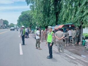 Satlantas Polres Pasuruan Tertibkan PKL dan Parkir Liar di Bundaran Sirkel Gempol
