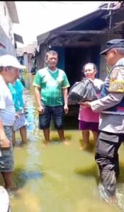 Bhabinkamtibmas Tanjungsari Polsek Taman Kunjungi Warga Terdampak Banjir, Salurkan Bantuan Sembako di Dusun Dodokan