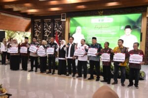 Gubernur Khofifah Salurkan Bansos Rp3.016 Miliar, Bupati Subandi Pastikan Tepat Sasaran