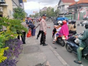 Polsek Gedangan Tebar Kebaikan, Bagikan Takjil untuk Masyarakat