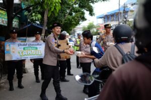 Ramadhan Peduli, Polsek Taman Bagikan Takjil untuk Masyarakat