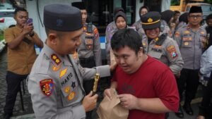 Kapolres Pasuruan Turun Langsung, 500 Takjil Dibagikan untuk Warga Bangil